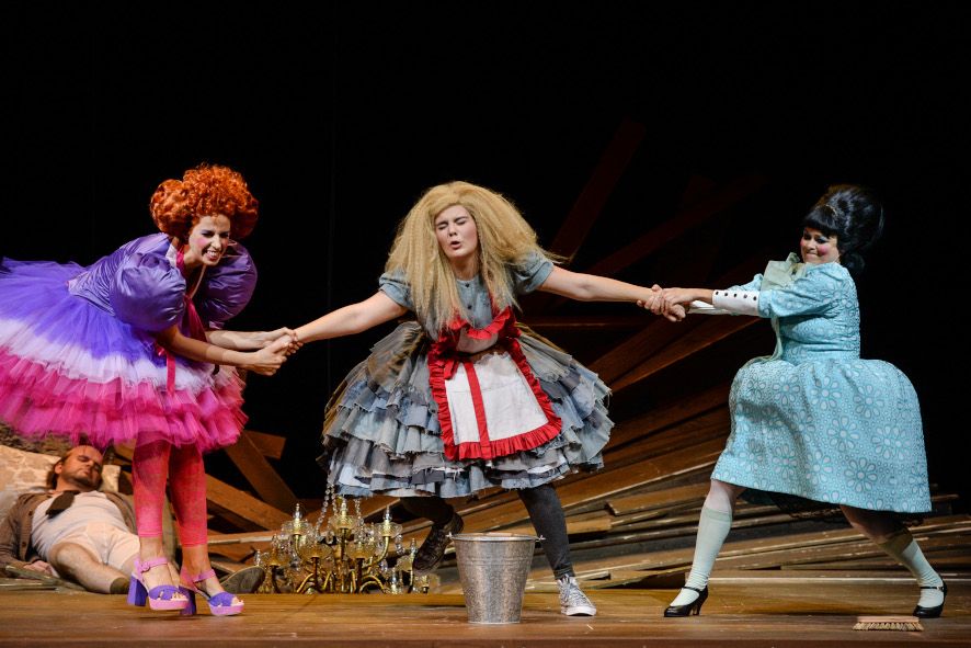 Nationaltheater Mannheim / La Cenerentola - hier : Clorinda, Aschenputttel und Tisbe © Hans Joerg Michel