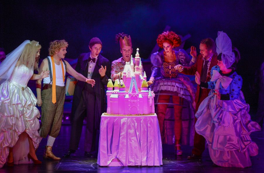 Nationaltheater Mannheim / La Cenerentola - hier : die Hochzeit Ensemble © Hans Joerg Michel
