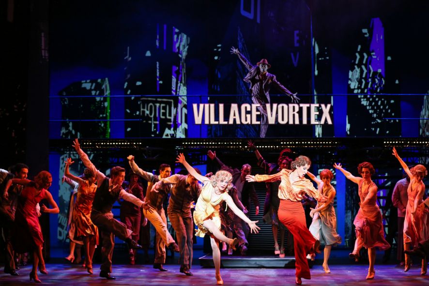 Volksoper Wien / Wonderful Town - hier : Olivia Delauré als Eileen Sherwood, Sarah Schütz als Ruth Sherwood, Peter Lesiak als The Wreck - Loomis, Ines Hengl-Pirker als Violet, Cedric Lee Bradley als Speedy Valenti, Wiener Staatsballett © Barbara Palffy / Volksoper Wien