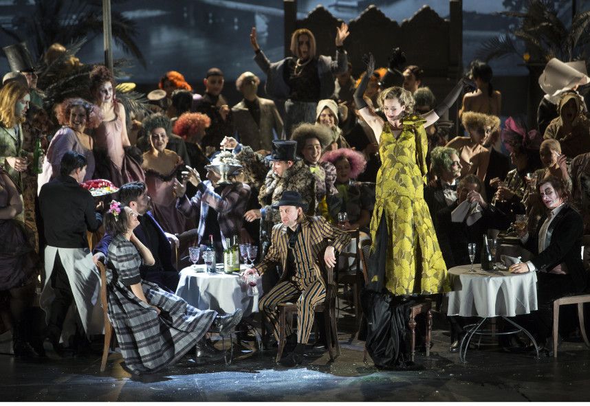 Komische Oper Berlin / La Bohème - Auf dem Bild: Nadja Mchantaf (Mimì), Günter Papendell (Marcello), Vera-Lotte Böcker (Musetta) © Foto: Iko Freese / drama-berlin.de