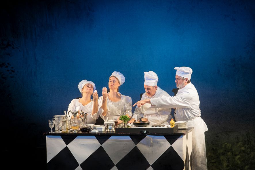 ZKO Opera Box / Don Procopio  - hier :  viele Köche richten das Hochzeitsessen © Thomas Entzeroth