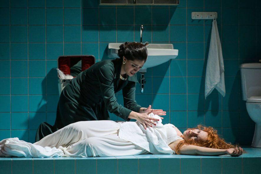 Theater Magdeburg / Otello - hier : Isabel Stueber Malagamba als Emilia ueber der erschossenen Desdemona © Nilz Boehme