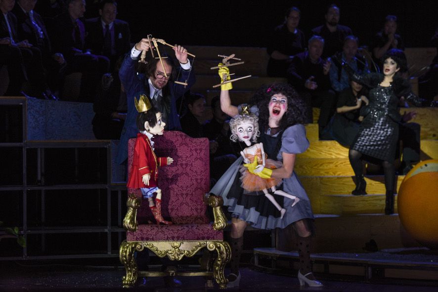 Nationaltheater Mannheim / Die Liebe zu den drei Orangen - hier : Michael Pietsch als Puppenspieler, Jelena Kordic als verruchte Smeralda © Hans Joerg Michel