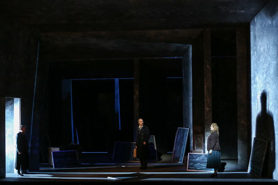 Volksoper Wien / Der fliegende Holländer hier Markus Marquardt (Der Holländer), Stefan Cerny (Daland), Meagan Miller (Senta) © Barbara Pálffy / Volksoper Wien