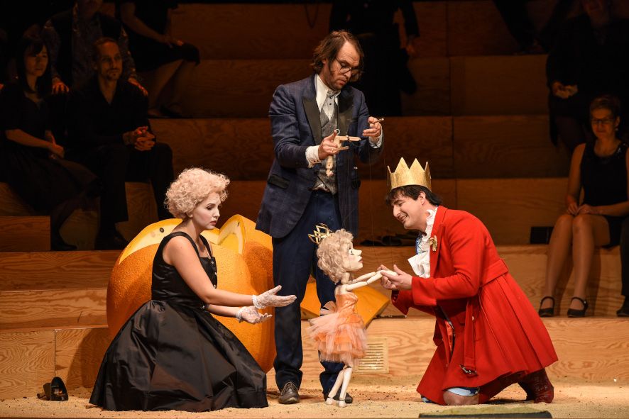 Nationaltheater Mannheim / Die Liebe zu den drei Orangen - hier : Natalija Cantrak als Prinzessin Ninetta, Puppenspieler Michael Pietsch, Juraj Holly als Prinz © Hans Joerg Michel