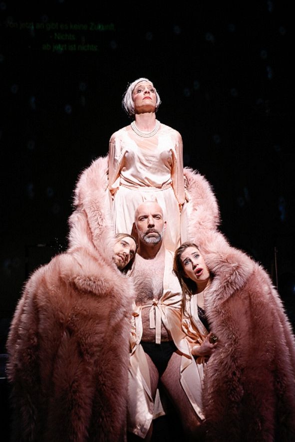 Volksoper Wien / Powder Her Face - hier : David Sitka (Electrician), Ursula Pfitzner (Duchess), Bart Driessen (Hotel Manager), Morgane Heyse (Maid) © Barbara Pálffy / Volksoper Wien