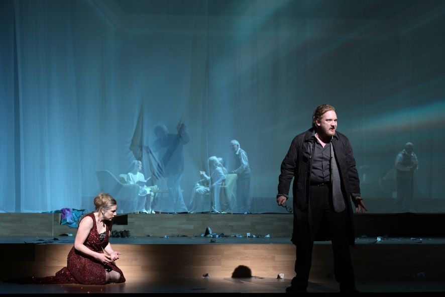 Oper Frankfurt / Der ferne Klang - Jennifer Holloway (Grete Graumann) und Ian Koziara (Fritz) sowie hinter dem Vorhang Martin Georgi (Alter Fritz) und Statisterie der Oper Frankfurt © Barbara Aumueller
