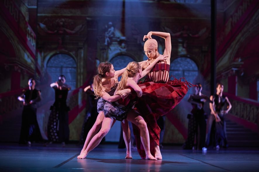 Theater Dortmund / Alice - Manon Kolanowski, Ida Kallanvaara, Sae Tamura © Björn-Hickmann