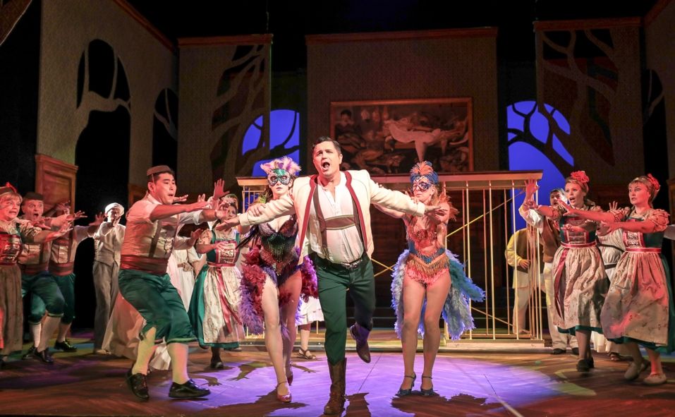 Theater und Philharmonie Thüringen / DER VOGELHÄNDLER - János Ocsovai (Adam) , Damen und Herren des Opernchors © Ronny Ristok