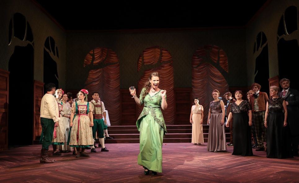 Theater und Philharmonie Thüringen / DER VOGELHÄNDLER - Anne Preuß (Kurfürstin), Damen und Herren des Opernchors © Ronny Ristok