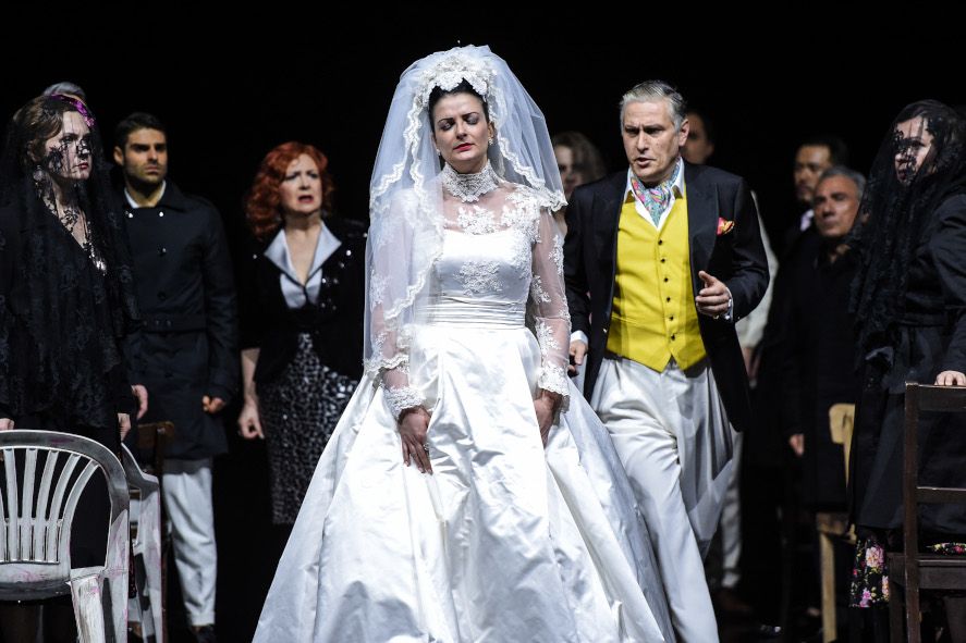 Deutsche Oper am Rhein / Romeo et Juliette - hier : Luiza Fatyol als Juliette, Michael Kraus als Capulet © Hans Joerg Michel