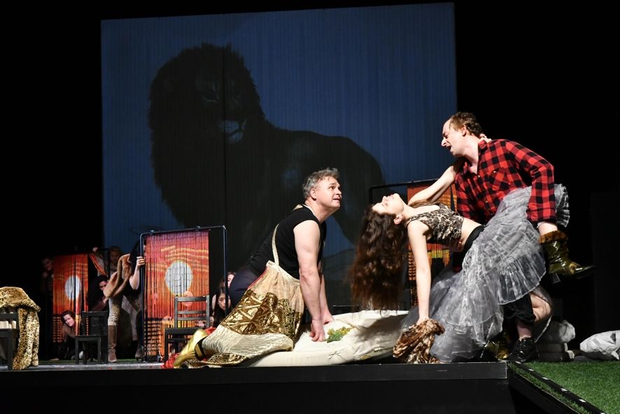 Volkstheater Rostock / Peer Gynt -Oliver Breite, Gina Markowitsch, Bernd Färber © Dorit-Gätjen