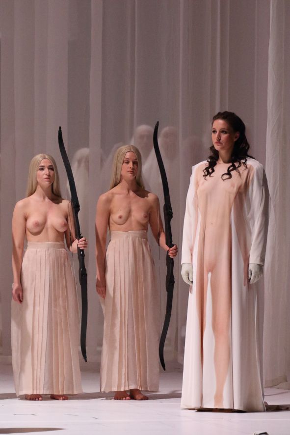 Bayerische Staatsoper München / Tannhäuser - hier : Davidsen als Elisabeth, Ensemble © Wilfried Hösl