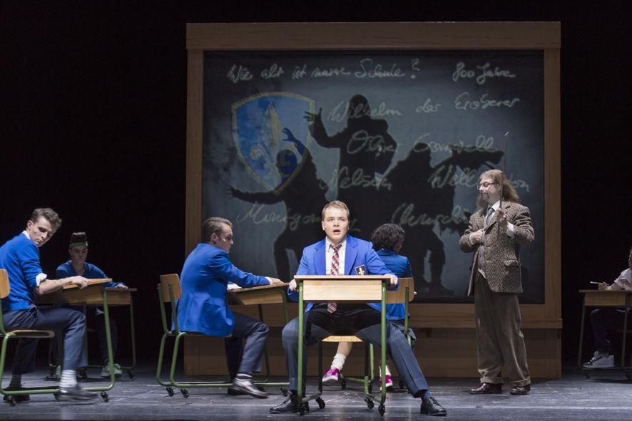 Deutsche Oper am Rhein / GEISTERRITTER - OPER VON JAMES REYNOLDS Uraufführung im Theater Bonn - David Fischer (Jon Whitcroft), Martin Tzonev (Mr. Rifkin), Ensemble © Thilo Beu