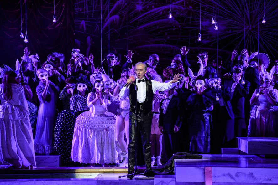 Deutsche Oper am Rhein / Pique Dame - hier : Dmitry Lavrov als Fürst Jeletzki Ensemble, Ensemble © Hans Joerg Michel