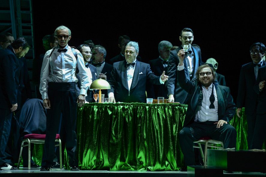 Deutsche Oper am Rhein / Pique Dame - hier :  Dmitry Lavrov als Fürst Jeletzki, Andrés Sulbáran als Tschaplitzki, Johannes Preißinger als Tschekalinski, Beniamin Pop als Surin, Sergey Polyakov als Hermann, © Hans Joerg Michel