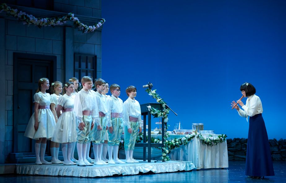 Theater Koblenz / Albert Herring - hier : mit Michele Silveestrini, Hyunwha Lee, Hana Lee und dem Kinderchor Foto Matthias Baus