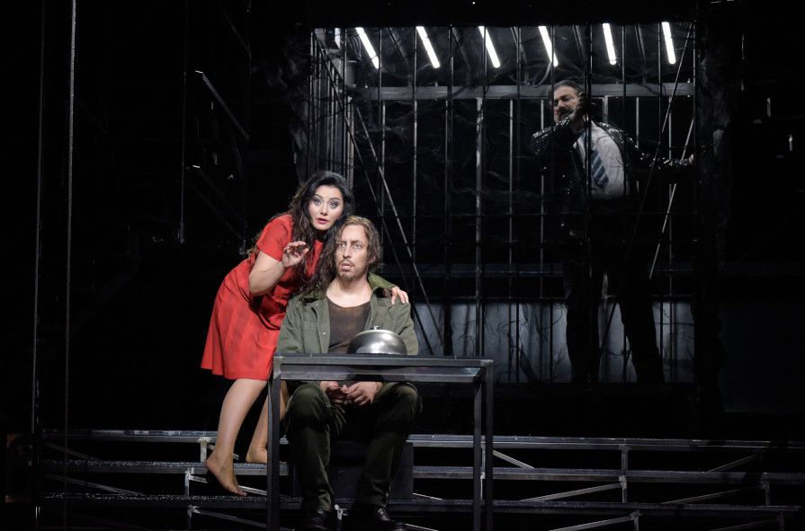 Staatsoper Stuttgart / Mefistofele - hier : Olga Busuioc als Margherita, Mika Kares als Mefistofele, Antonello Palombi als Faust © Thomas Aurin