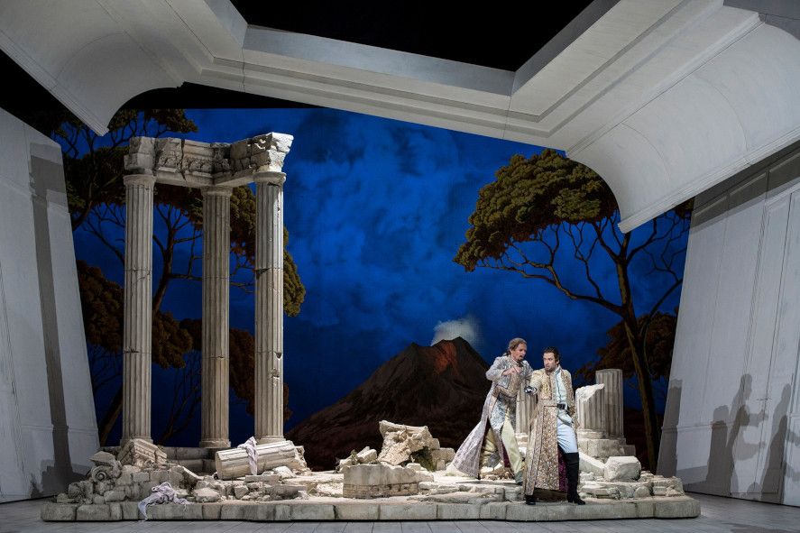 Aalto Theater Essen / Così fan tutte - hier : Martijn Cornet als Guglielmo, Dmitry Ivanchey als Ferrando © Matthias Jung
