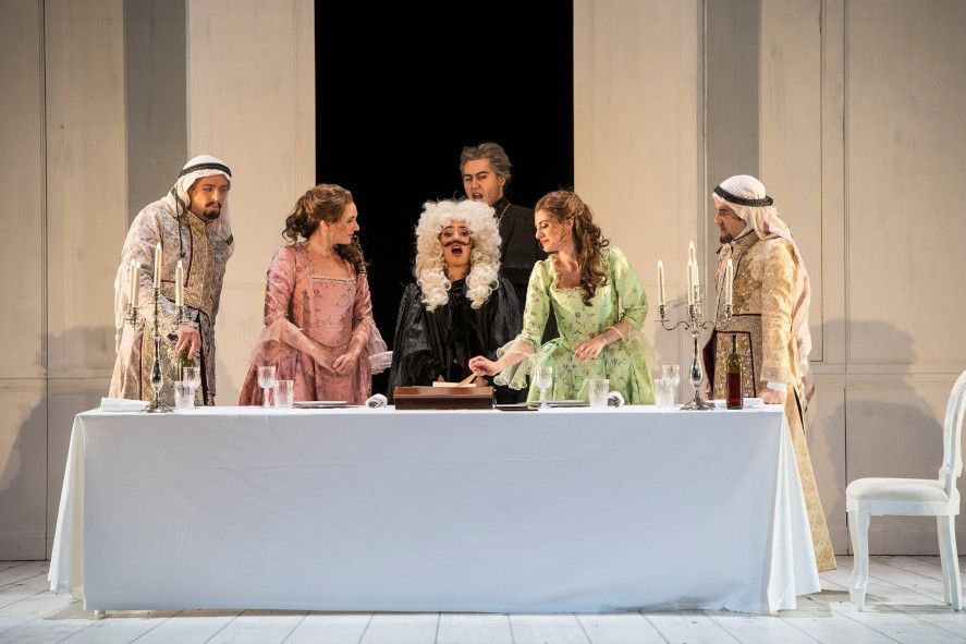 Aalto Theater Essen / Così fan tutte - hier : Despina als Notar vermählt © Matthias Jung