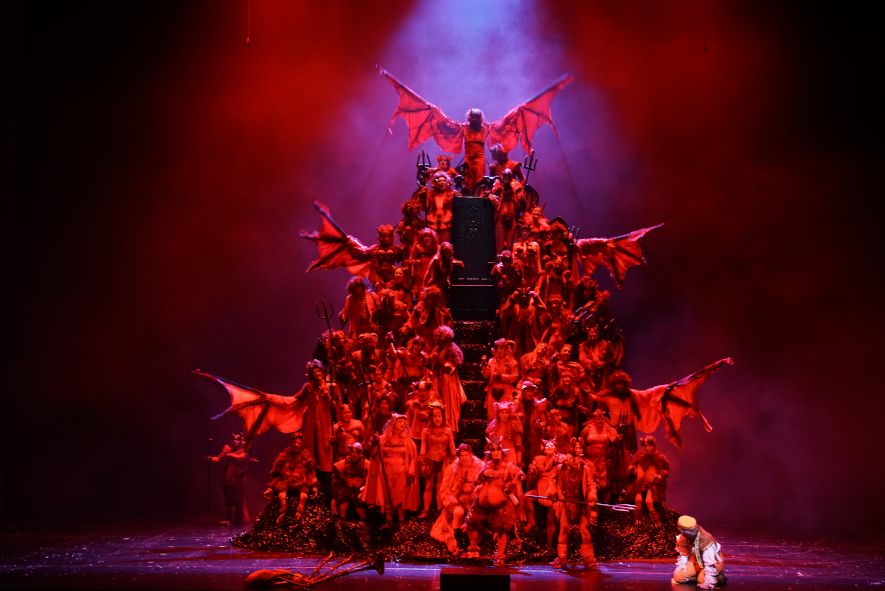 Musiktheater im Revier / Schwanda der Dudelsackpfeifer - hier : Piotr Prochera als Schwanda, Joachim G. Maaß als Teufel, Tobias Glagau als des Teufels Famulus, Jiyuan Qiu als Höllenhauptmann © Forster