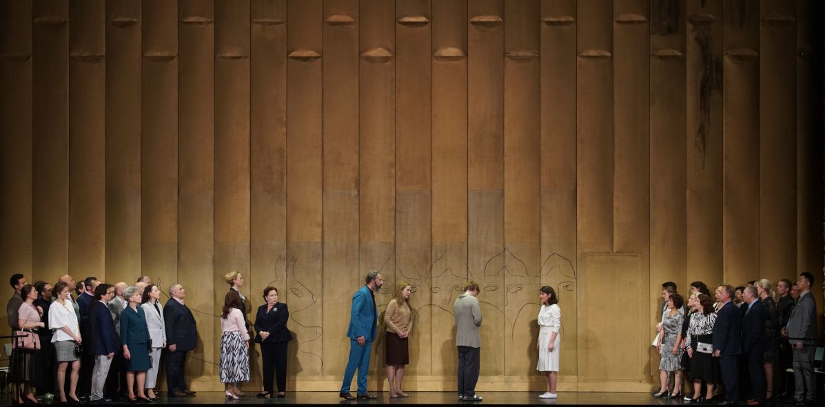 Theatre Royal de la Monnaie /  Das Märchen vom Zaren Saltan  - hier : C.Wilson als Babarikha, B.Bobro als Povarikha, S.M. Fisher als Tkatchikha, A. Jerkunica als Saltane, S.Aksenova als Militrissa, B.Volkov als Gvidon, O.Kulchynska als Schwan © Forster