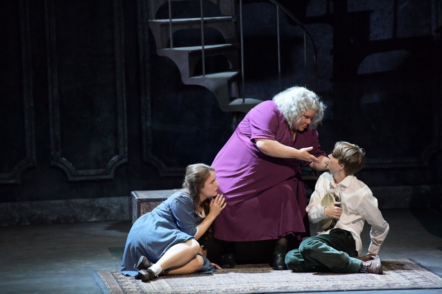 Oper Frankfurt / The Medium - hier : v.l. Louise Alder als Monica, Meredith Arwady als Madame Flora, Marek Löcker als Toby © Barbara Aumueller