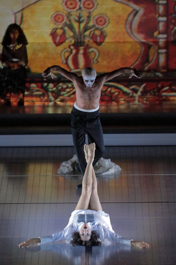 Bayerische Staatsoper München / Salome - hier : Marlis Petersen als Salome, Tänzer Pete Jolesch © W. Hoesl