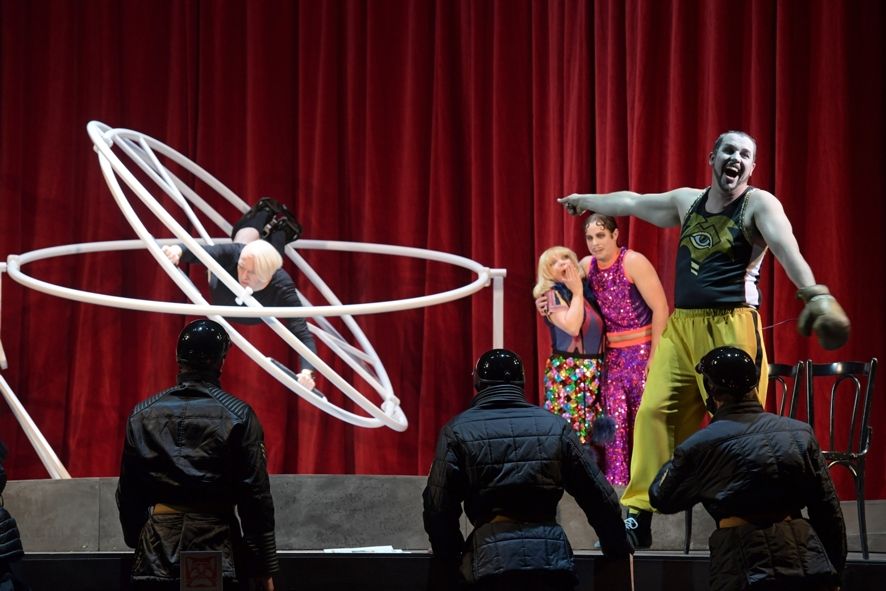 Oper Frankfurt / Schwergewicht oder Die Ehre der Nation  v.l.n.r. Der Diktator, Evelyne, Gaston und Adam Ochsenschwanz sowie vorne Statisterie der Oper Frankfurt © Barbara Aumüller