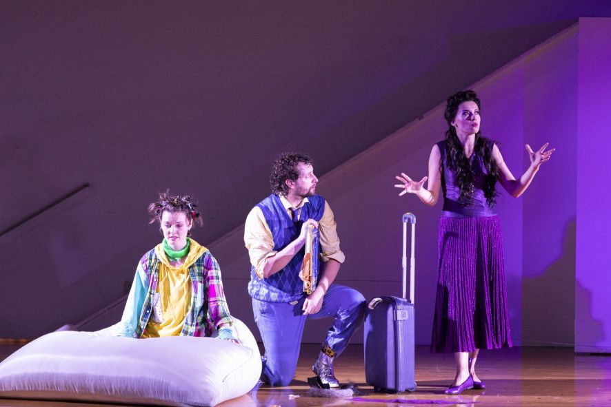 Salzburger Festspiele / Der Gesang der Zauberinsel - hier : Sarah Shine als Angelika, Joel Allison als Roland Angeler, Joanna Kedzior als Alcina © SF / Erika Mayer