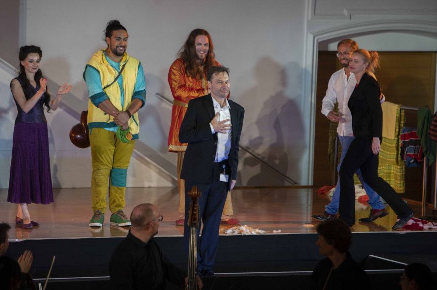 Salzburger Festspiele / Der Gesang der Zauberinsel - hier : Schlussapplaus mit vl Joanna Kadzior, Benson Wilson, James Ley, Marius Felix Lange _ Komponist, Andreas Weirich _Regie, Katja Rotrekl © SF / Marco Borelli