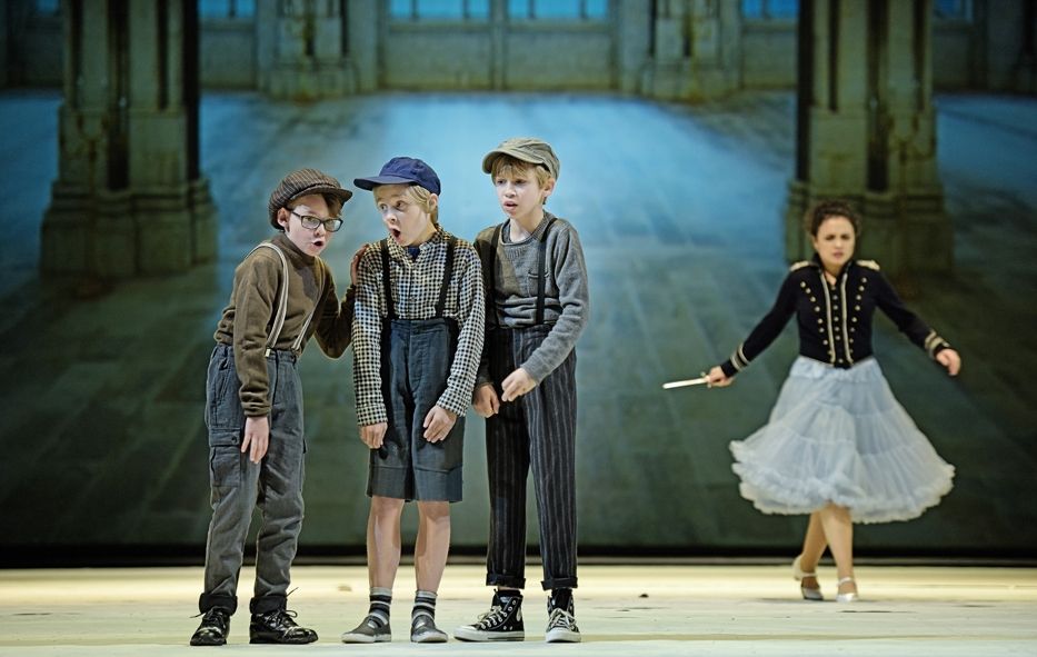 Hessisches Staatstheater Wiesbaden / Die Zauberflöte - Solisten des Knabenchores der Chorakademie Dortmund, Katharina Konradi © Andreas J. Etter