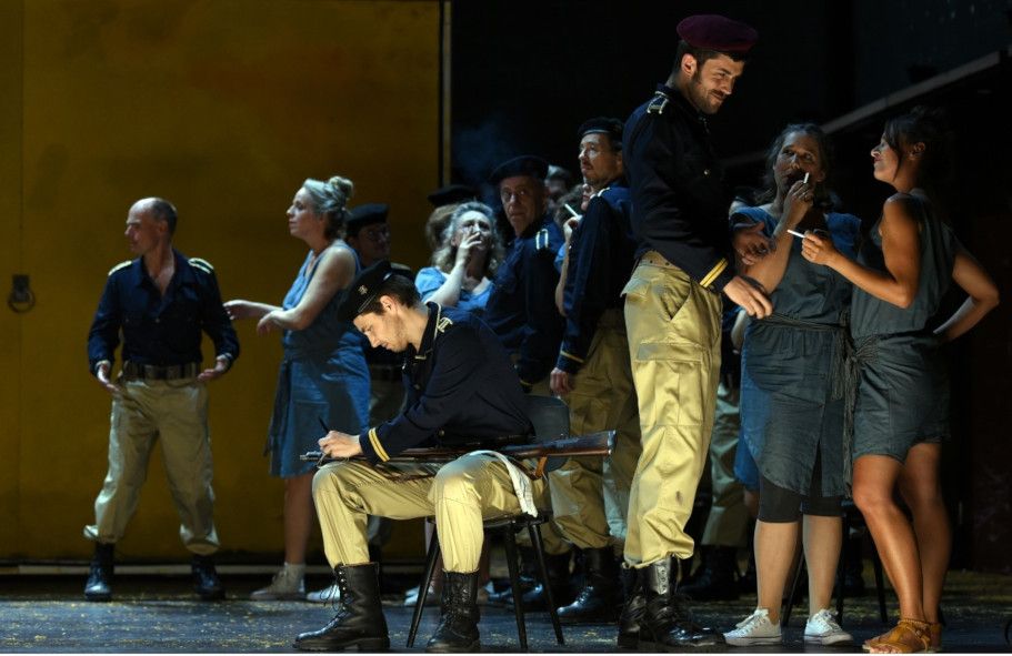 Hessisches Staatstheater Wiesbaden / Carmen - hier : Sebastian Gueze als Don Jose, Philipp Mayer als Zuninga und Ensemble © Karl Monika Forster