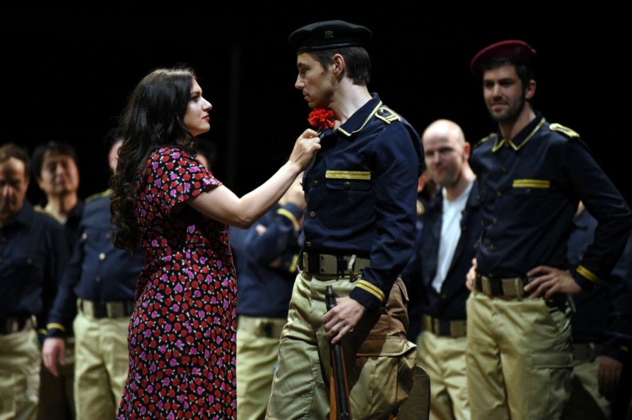 Hessisches Staatstheater Wiesbaden / Carmen - hier : Lena Belkina als Carmen, Sebastian Gueze als Don Jose und Philipp Mayer als Zuninga © Karl Monika Forster