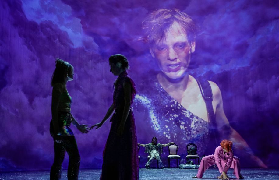 Münchner Kammerspiele / König Lear - hier : v.l. Gro Swantje Kohlhof, Julia Windischbauer, Thomas Hauser, Christian Löber Projektion, Wiebke Puls © Arno Declair