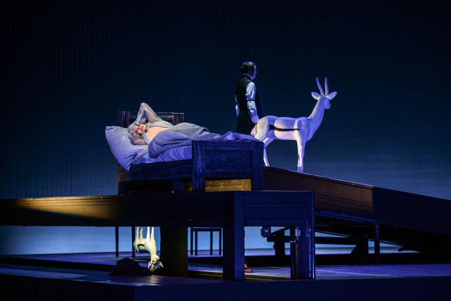 Nationaltheater Mannheim / Die Frau ohne Schatten - hier : Miriam Clark als Kaiserin, KS Thomas Jesatko als Barak, der Färber © Hans Joerg Michel