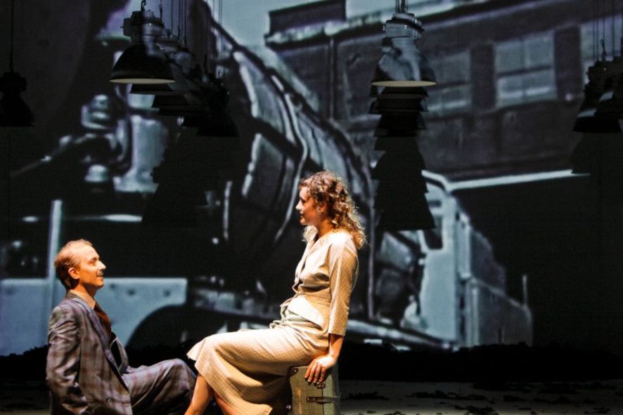 Theater Münster / BRD Trilogie von Rainer Werner Fassbinder - hier : Maria Braun wird Unternehmerin © Marion Bührle