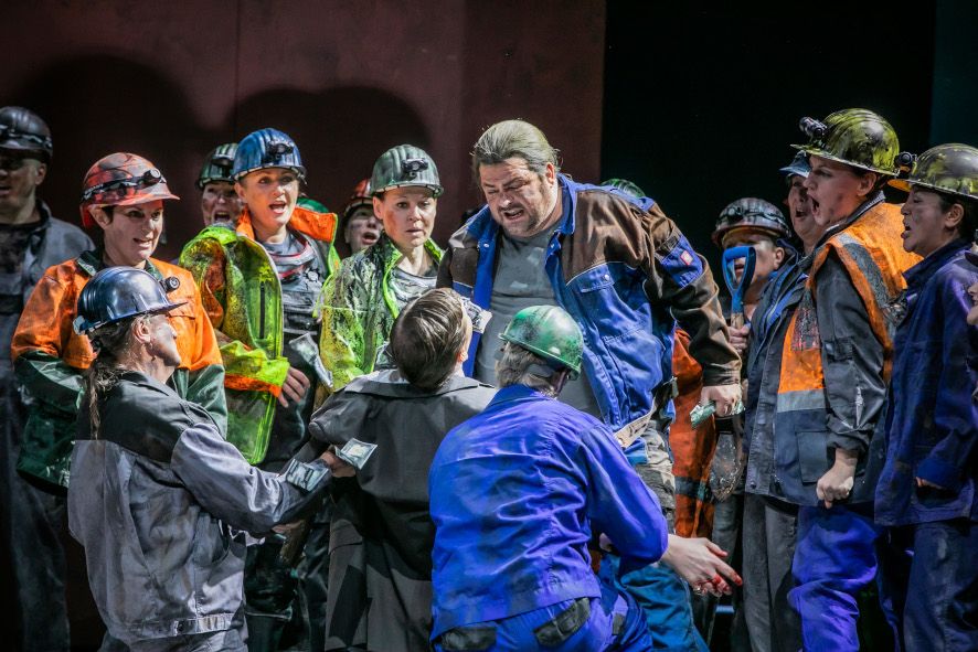 Deutsche Oper am Rhein / Samson et Dalila - hier : Michael Weinius als Samson mit Minenarbeitern © Jochen Quast