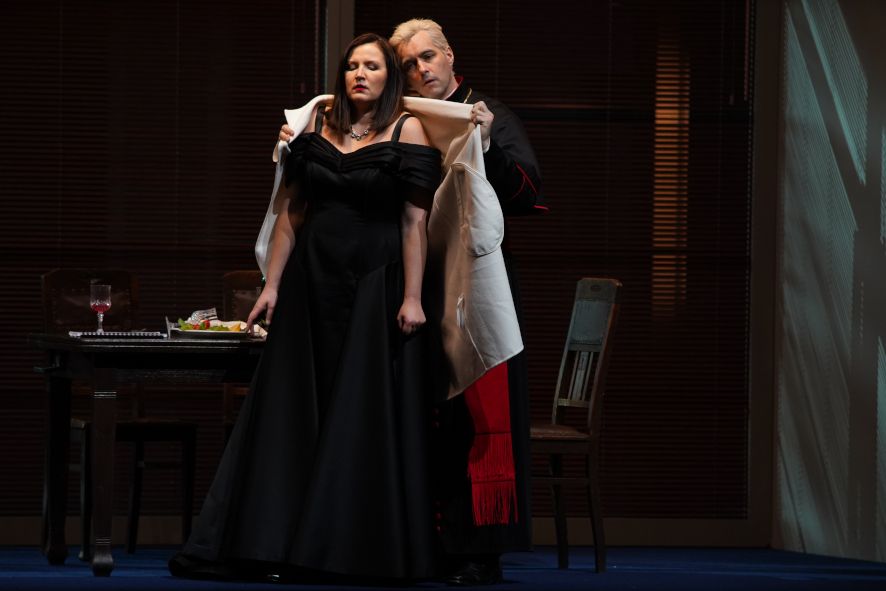 Staatsoper Hannover / Tosca, - hier : Baron Scarpia und Floria Tosca © Karl und Monika Forster