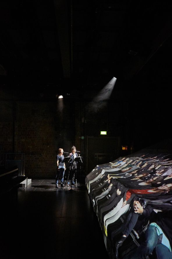 Münchner Kammerspiele / Kill the Audience - hier : Eva Löbau, Zeynep Bozbay © Judith Buss