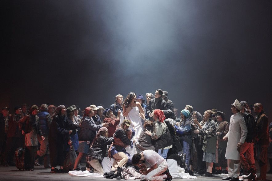 Staatsoper Stuttgart / Don Carlos - hier : Olga Busuioc als Elisabeth von Valois, Massimo Giordano als Don Carlos; vorne kniend, Christopher Sokolowski als Graf von Lerma / Ein königlicher Herold, Ensemble © Matthias Baus