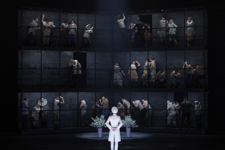 Staatsoper Stuttgart / Don Carlos - hier : Christopher Sokolowski als Graf von Lerma / Ein königlicher Herold und der Staatsopernchor Stuttgart© Matthias Baus