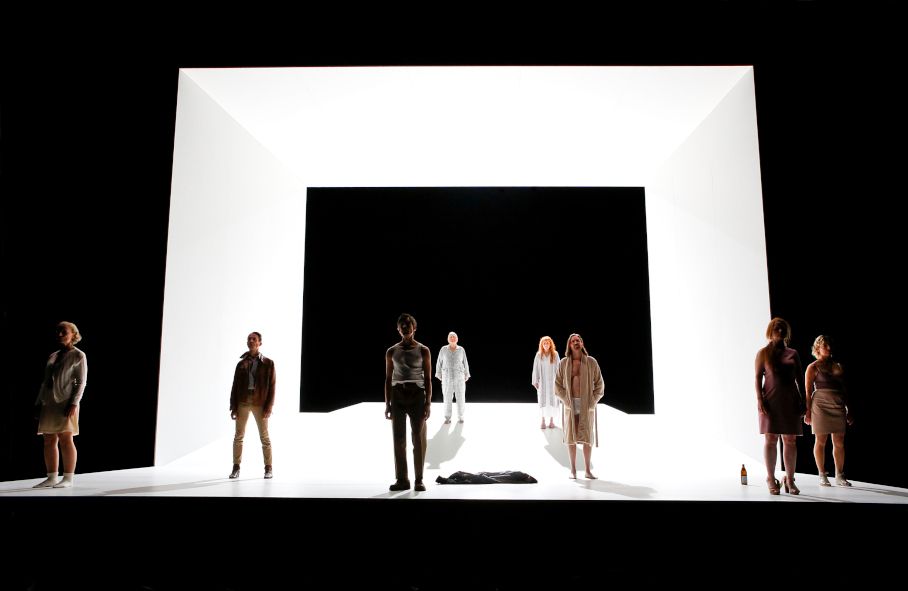 Residenztheater München / Die Verlorenen - hier : v.l. Ulrike Willenbacher, Max Mayer, Steffen Höld, Arnulf Schumacher, Sibylle Canonica, Florian von Manteuffel, Pia Händler, Nicola Kirsch © Birgit Hupfeld