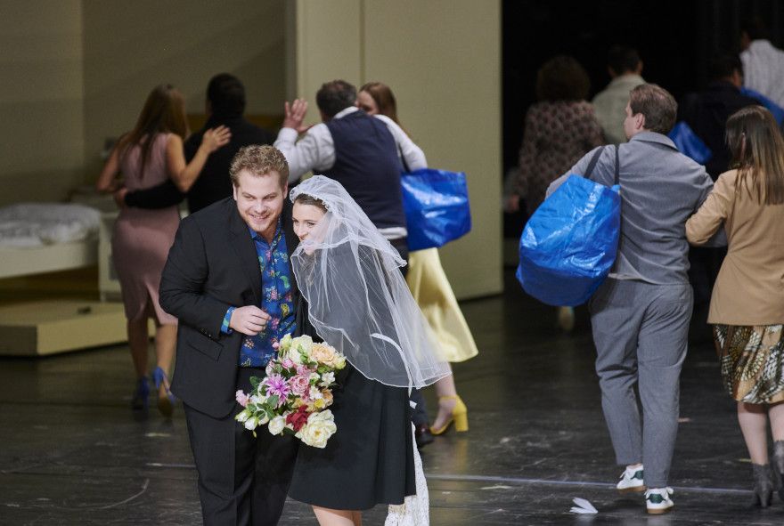  Staatsoper Stuttgart / Le nozze di Figaro - hier :  Michael Nagl als Figaro, Esther Dierkes als Susanna © Martin Sigmund
