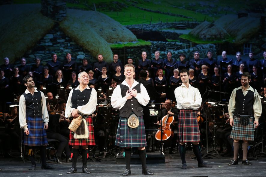 Volksoper Wien / Brigadoon - hier vorne: Peter Kirk als Charlie Dalrymple, hinten Vernon Jerry Rosen als Andrew MacLaren, Wiener Staatsballett, Chor © Barbara Pálffy / Volksoper Wien 