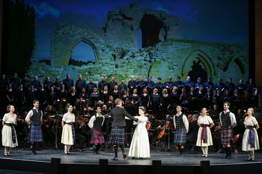 Volksoper Wien / Brigadoon - hier : das Wiener Staatsballett und Chor © Barbara Pálffy / Volksoper Wien