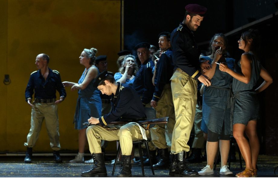 Hessisches Staatstheater Wiesbaden / Carmen - hier : Ensemble © Karl Monika Forster