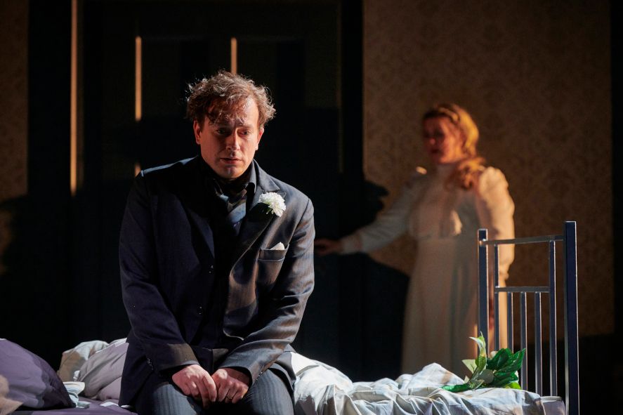 Oper Dortmund / Lohengrin - hier : Christina Nilsson als Elsa von Brabant, Daniel Behle als Lohengrin © Thomas Jauk, Stage Picture