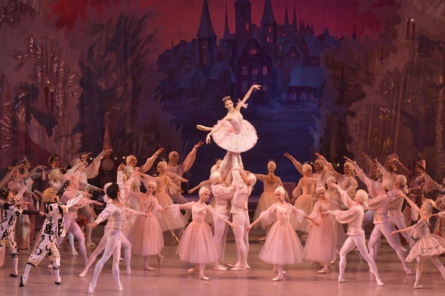 Festspielhaus Baden - Baden / Der Nussknacker Maria Khoreva (Mascha) & Kimin Kim (Prince) in The Nutcracker by Valentin Baranovsky © State Academic Mariinsky Theatre
