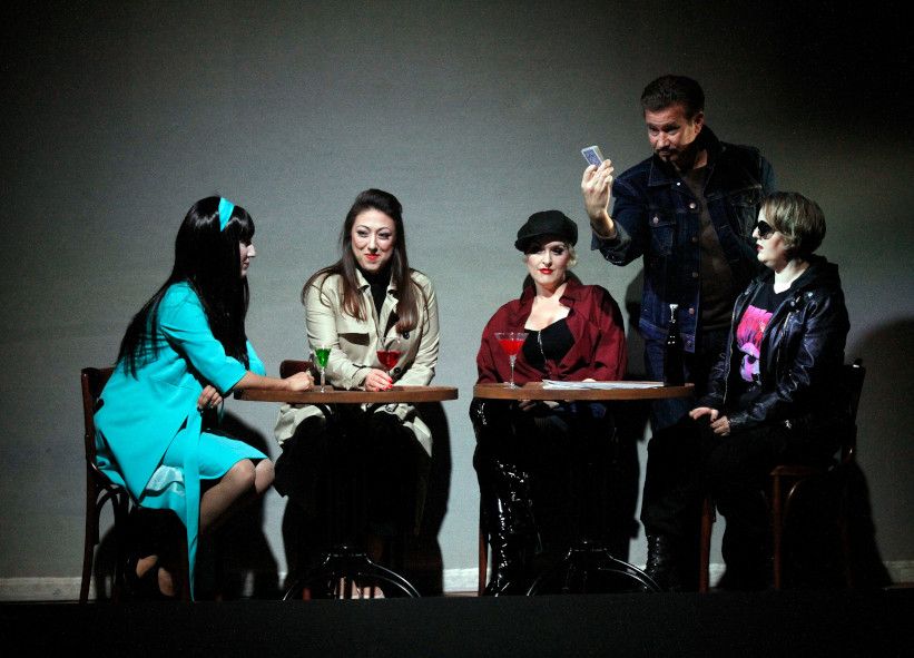 Theater Hagen / Hoffmanns Erzählungen - hier : moderne Frauen der Jetzt-Zeit begeben sich auf die Zeitreise in das Jahr 1907 © Klaus Lefebvre